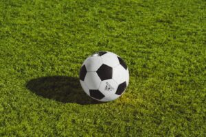 Fodbold på græsplæne